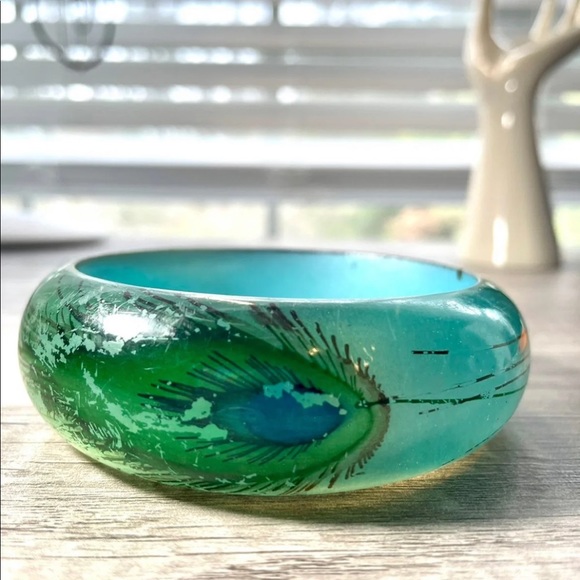 VTG 1960’s “PEACOCK” PERSPEX LUCITE CHUNKY BANGLE BRACELET w/ PAINTED DETAILS - Picture 3 of 12